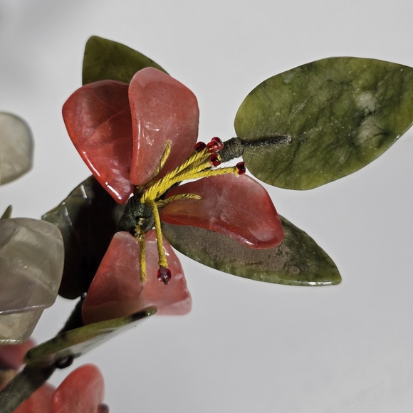 Source Unknown Red and Cream Glass Art Floral Display - Picture 14 of 15
